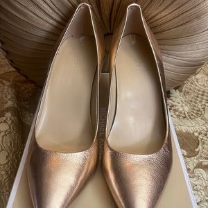 Micheal Kors, high heel shoes, size 8 color gold very good condition.